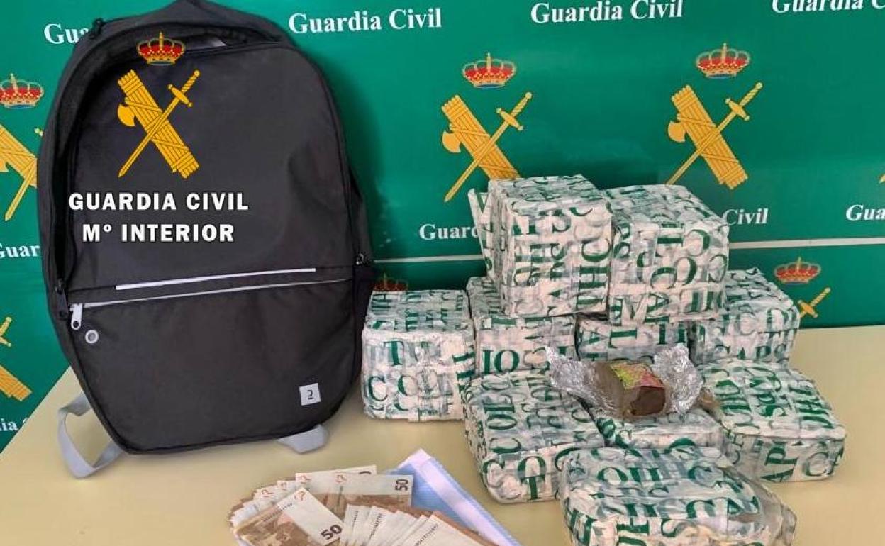 Droga y dinero intervenidos por la Guardia Civil. 