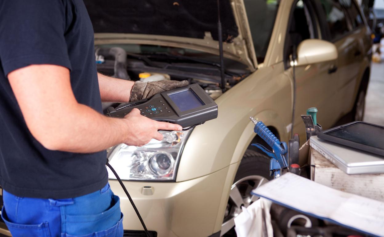 Diagnosis en un taller. En las estaciones ITV suelen conectar el medidor bajo el volante, según el modelo. 