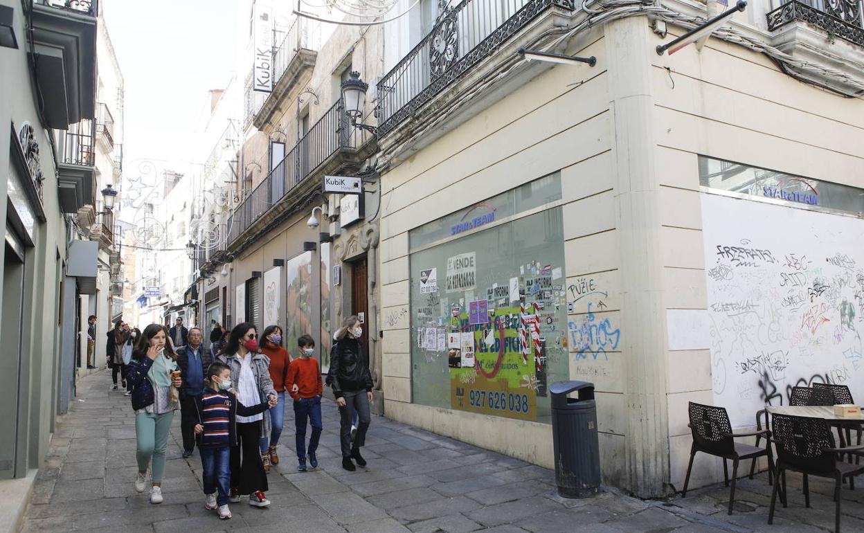 Local comercial cerrado en la calle Pintores de Cáceres.