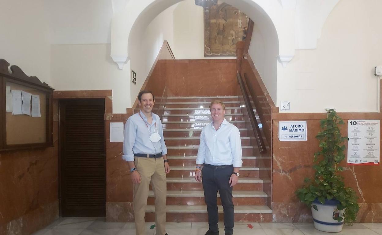 Anotnio Cavacasillas, del PP, e Ignacio Gragera, alcalde de Cs, en la escalera del Ayuntamiento en una foto de archivo. 