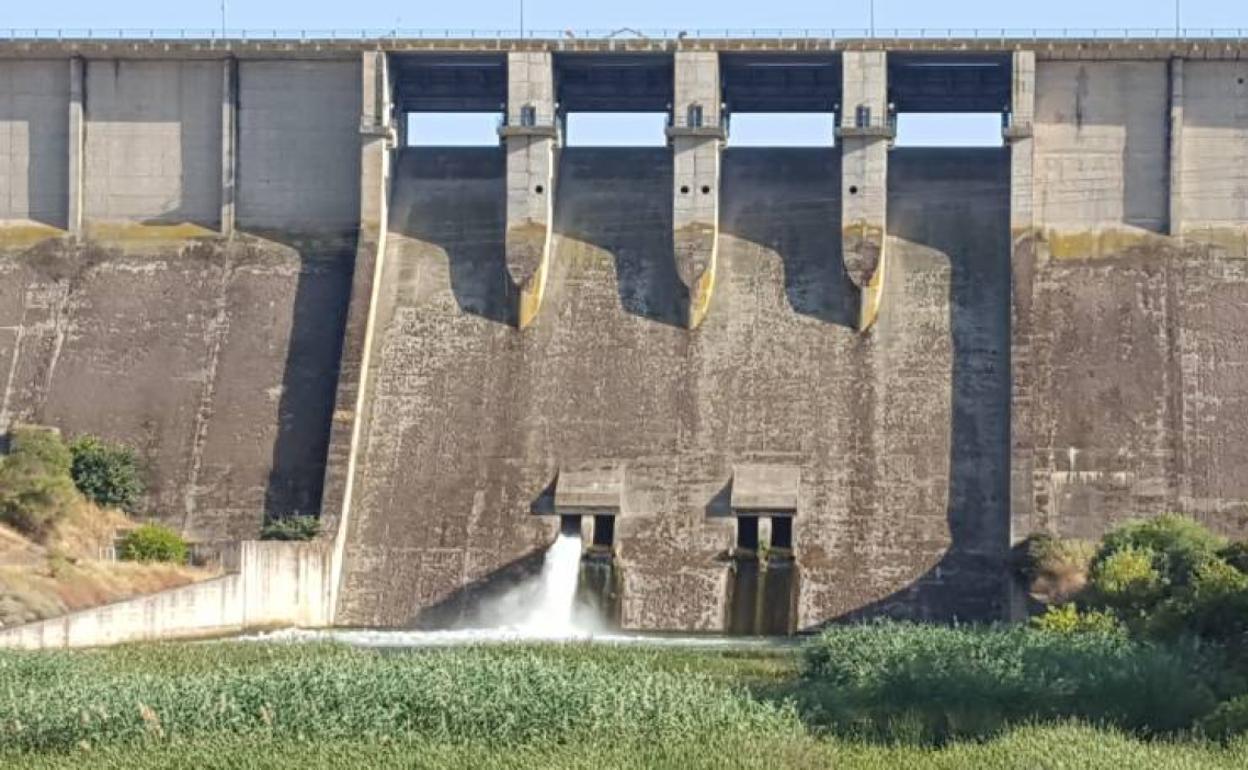 Embalse de Alange soltando agua en julio pasado para que el Guadiana aumentase su caudal. 