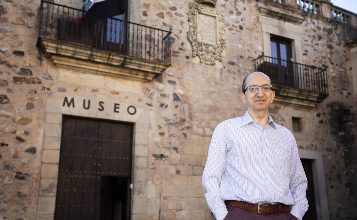 Juan Manuel Valadés ante la entrada principal del Museo de Cáceres. 