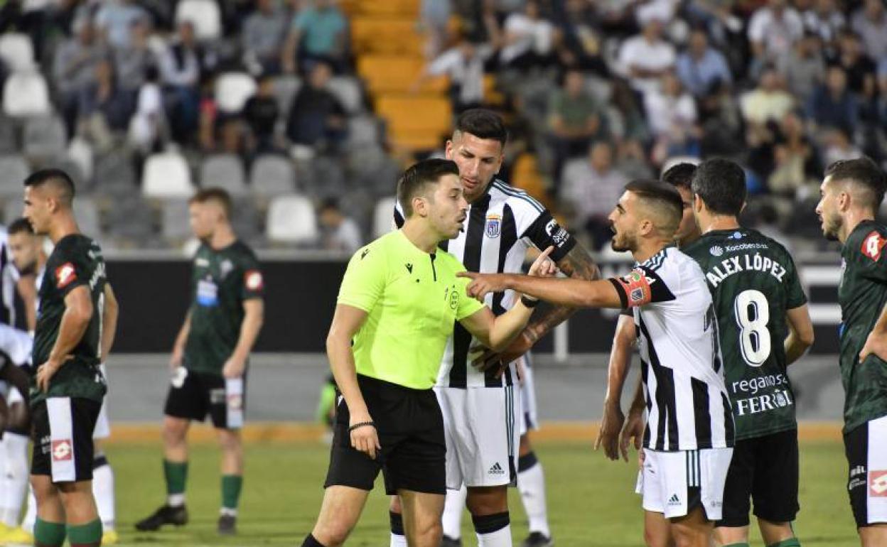 El Badajoz deambula entre las tinieblas