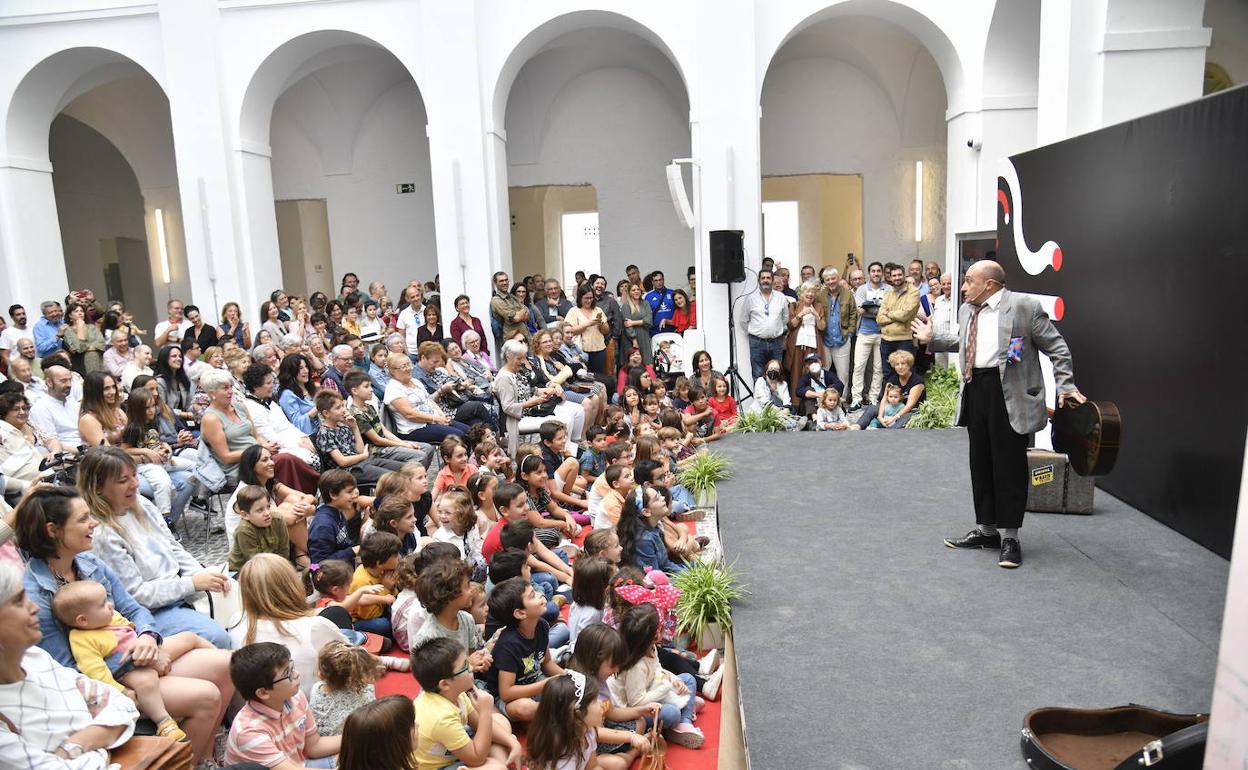 El actor Pepe Viyuela en un momento de su actuación este sábado en el Hospital Provincial. 