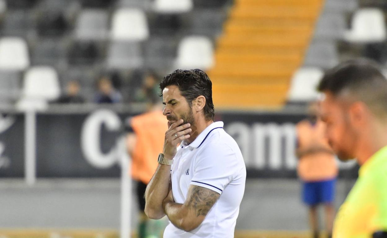 Isaac Jové durante el partido del Badajoz ante el Racing de Ferrol. 