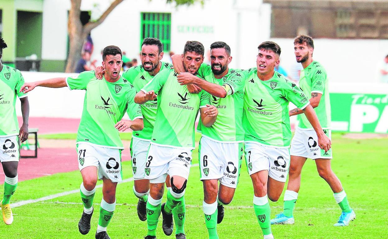 Los jugadores del Villanovense celebran el gol de Tapia en la segunda mitad. 