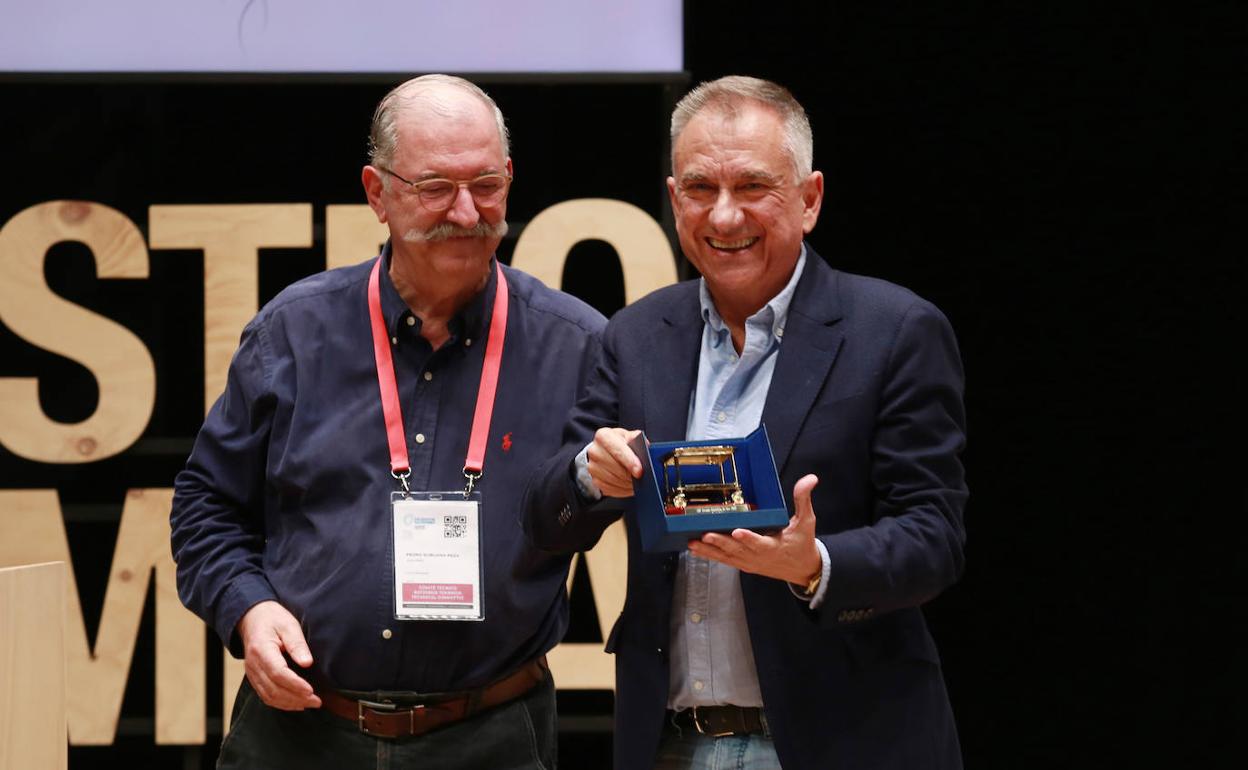 José Polo ha recibido el Gueridón de Oro de la mano del chef Pedro Subijana.