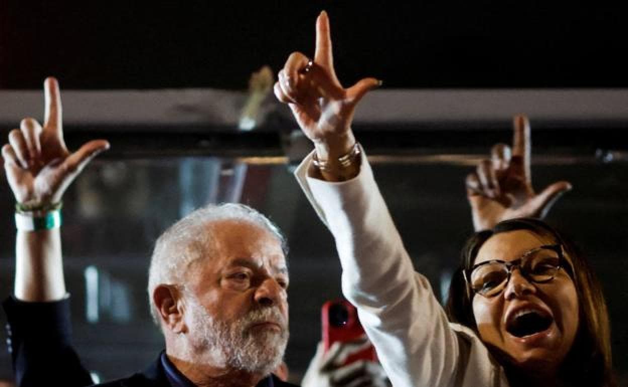 Lula celebra su victoria junto a su esposa, Rosangela da Silva.