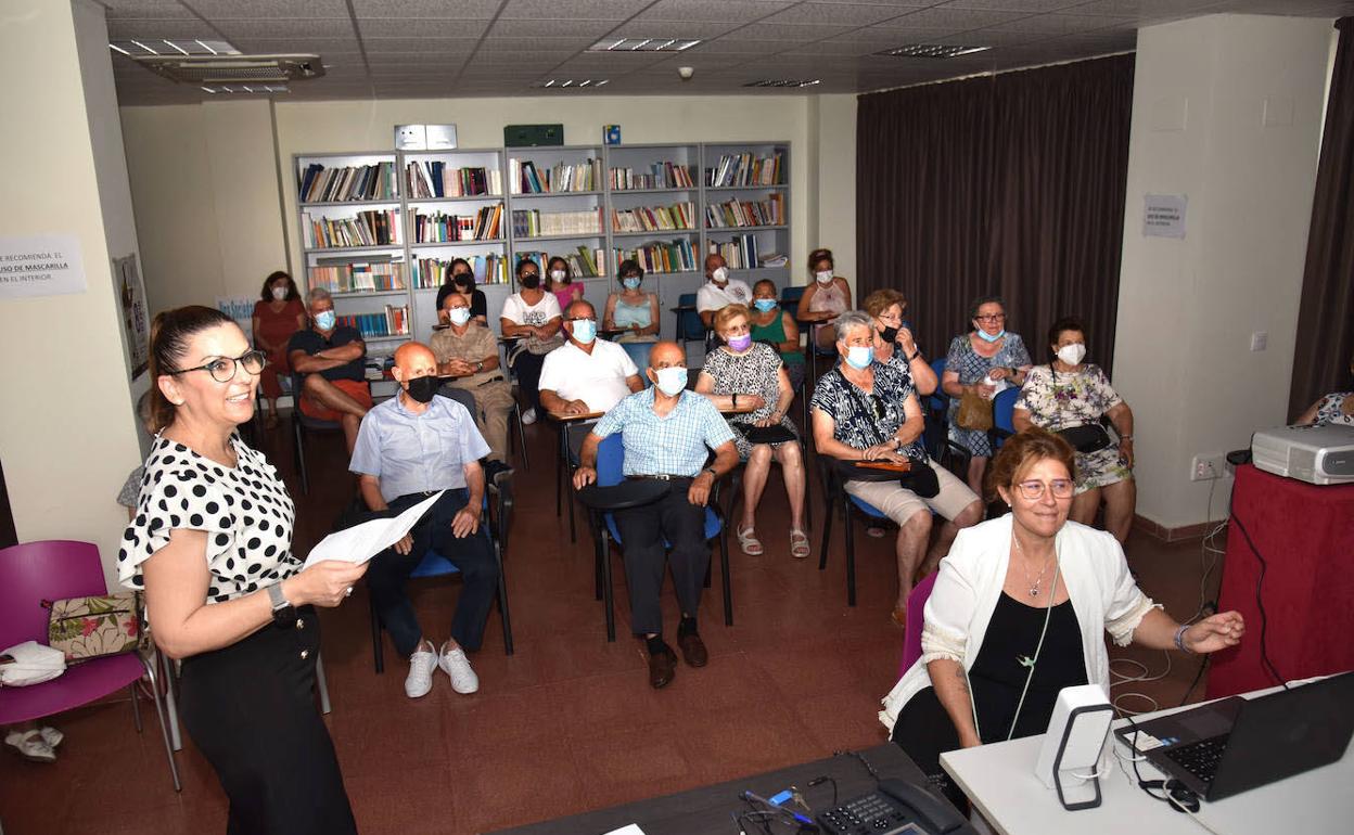 Mayte Díaz (a la izquierda) durante una reciente actividad con mayores placentinos.