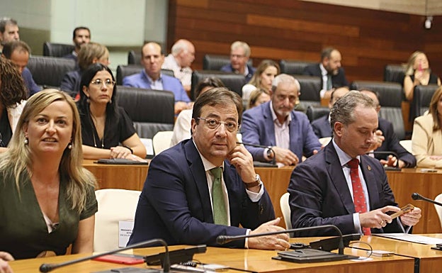 Blanca Martín, Guillermo Fernández Vara y José María Gallardo, en el acto institucional de conmemoración de la de la declaración como BIC de la montería y la rehala. 