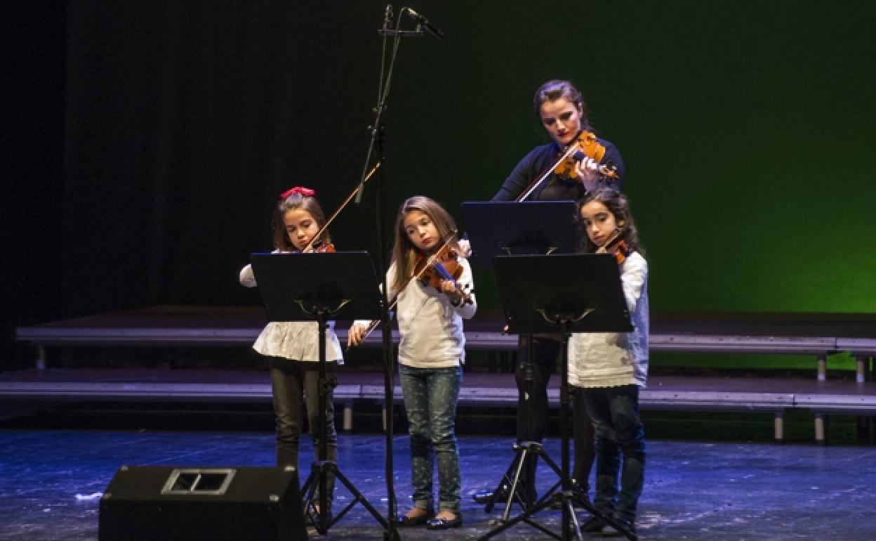 Imagen de archivo de un concierto con alumnas de las escuelas de música en el López de Ayala. 