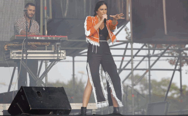 Actuación de Rayden, la primera del Festival con mucho público. 