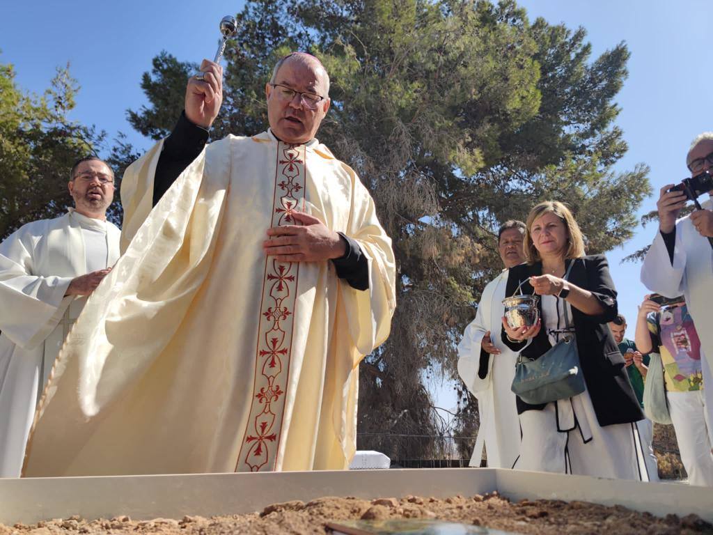 Fotos: El arzobispo de Toledo, monseñor Francisco Cerro, ha bendecido la primera piedra de la futura capilla dedicada a la Virgen de Guadalupe en Tierra Santa