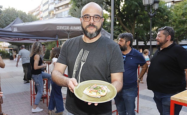Víctor Corchado, chef de Borona Bistró, con la tapa con la que ha conseguido el tercer puesto. 