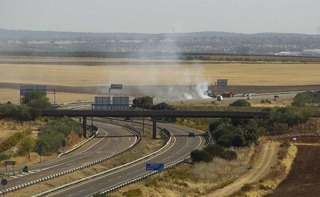 Cortan la A-5 entre Mérida y Trujillanos tras salir ardiendo la paja que  transportaba un camión | Hoy