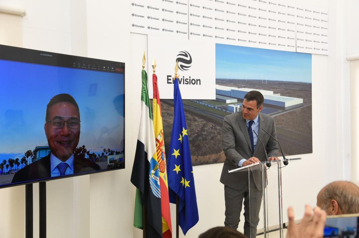 El presidente del Gobierno y, en pantalla, el CEO de Envisión en el acto celebrado el 18 de julio en Navalmoral. 