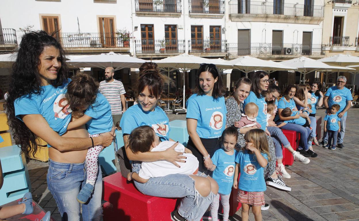 Varias madres de la asociación Amaryi amamantaron este domingo en público a sus bebés. 