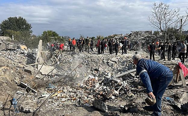 Vecinos de Zaporiyia observan el cráter generado por los ataques aéreos rusos.