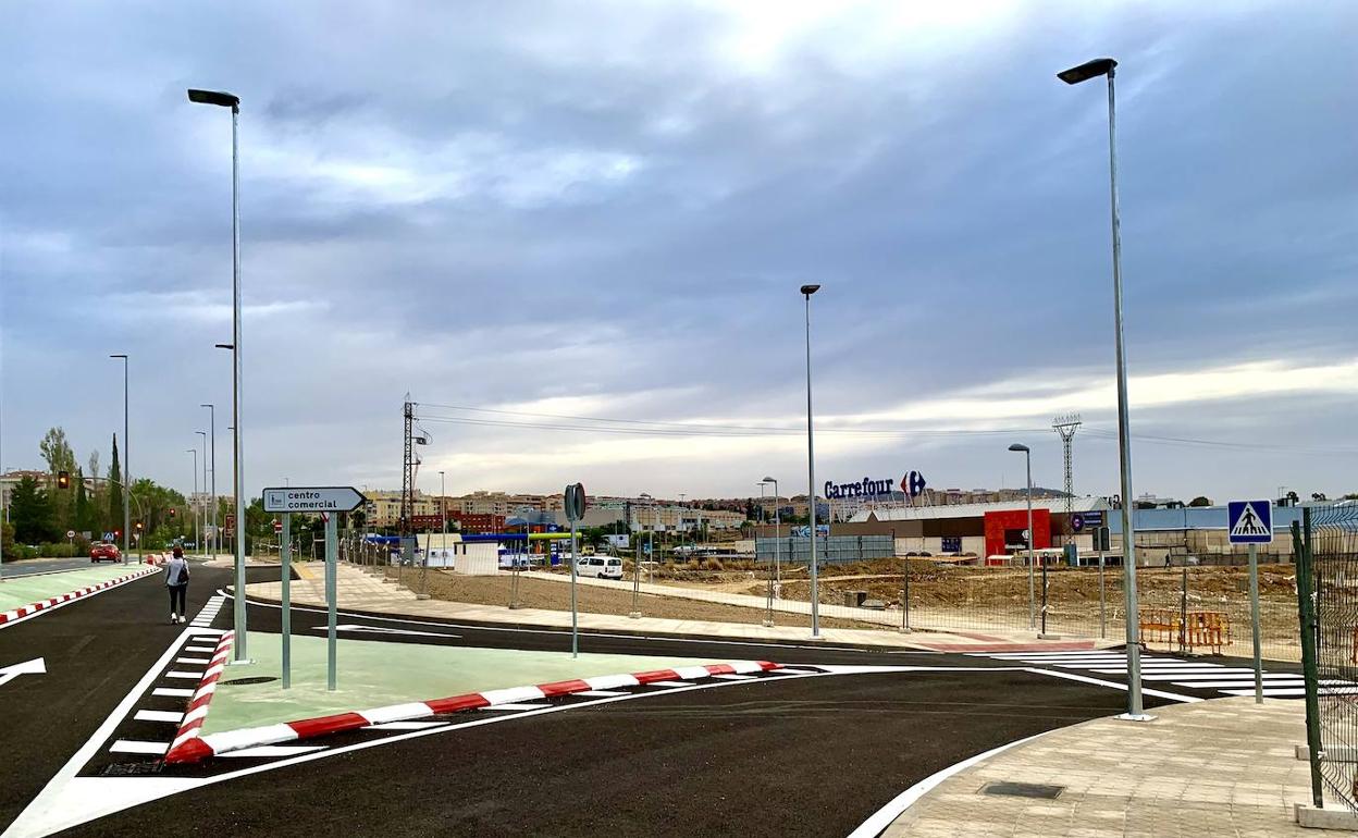 Viales de acceso al futuro centro ya concluidos y señalizados con la urbanización y Carrefour al fondo. 