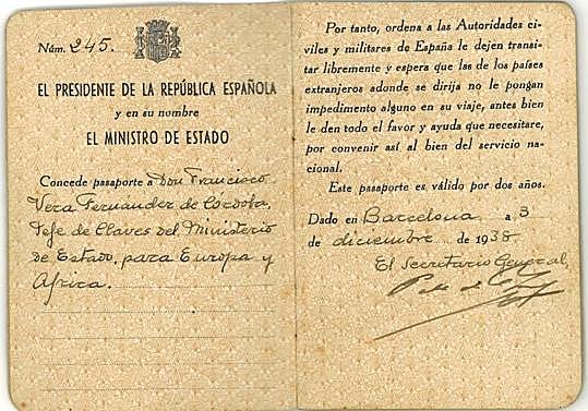 Imagen principal - Arriba, detalle del pasaporte de Vera como jefe de claves del Ministerio de Estado de la Segunda República. Abajo, alguno de las notas manuscritas y mecanografiadas sobre el denominado 'Método Vera' del código criptográfico de su autoría. 