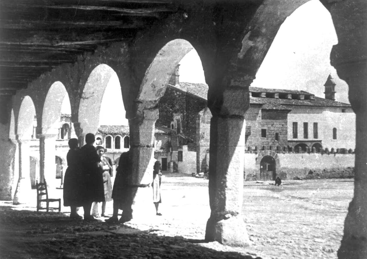 Imagen antigua de los soportales de la Plaza con con el Palacio de los Condes de Alba de Aliste.