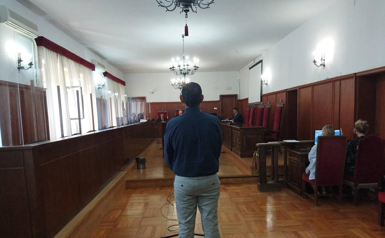 El condenado a 23 años de prisión en el inicio del juicio .