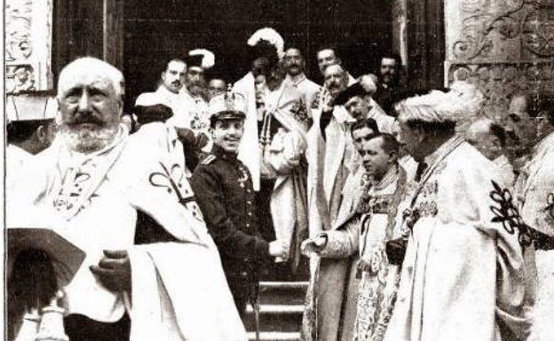 Alfonso XIII en los actos del Viernes Santo de 1914. 