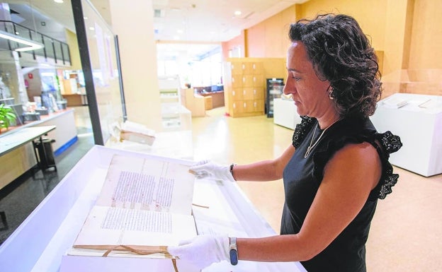 Teresa Gómez, técnico de la Biblioteca Pública de Cáceres y responsable de la exposición sobre los incunables que atesora este centro cultural. 