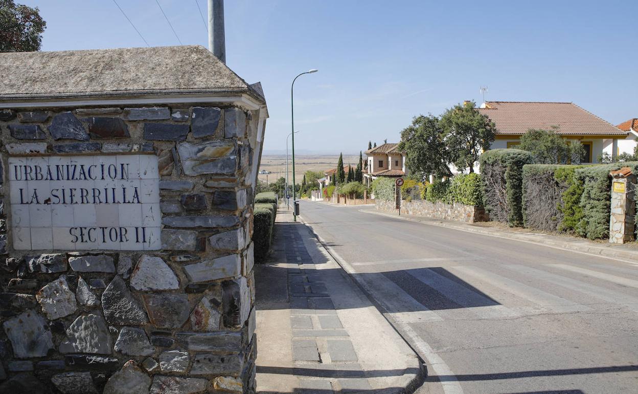 Acceso al sector dos de la urbanización La Sierrilla, en Cáceres, una de las zonas con las rentas más altas de la capital y de la región. 