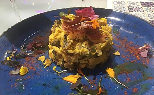 Revuelto de setas con jamón ibérico extremeño.