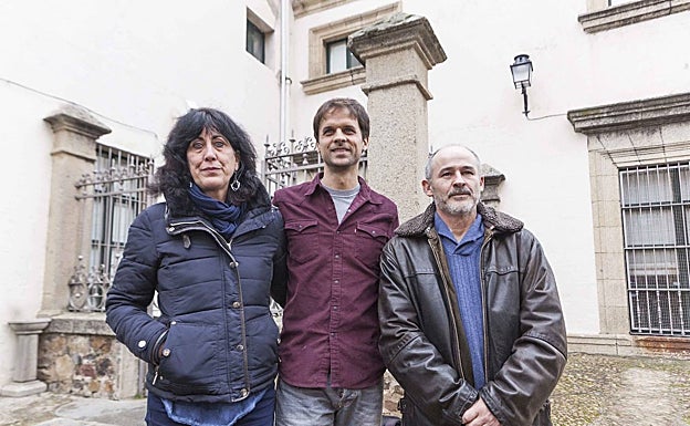 Álvaro Jaén, en el centro, irá en la lista de Consuelo López Baset (izda), mientras que Ildefonso Calvo (dcha) no se volverá a presentar en la candidatura de Podemos para las municipales tras entrar como concejal en 2015. 