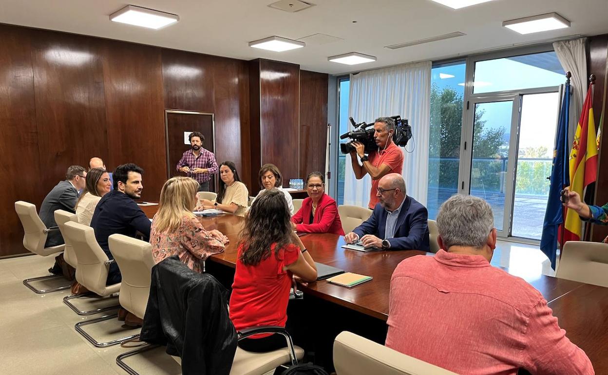 Reunión entre el Gobierno regional y los grupos parlamentarios para negociar las cuentas de 2023. 