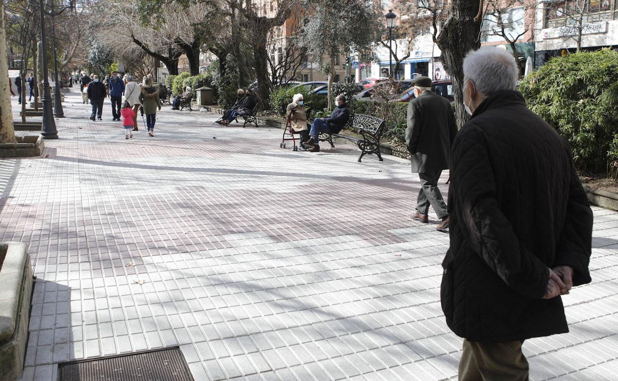 Un hombre pasea por Cánovas. 