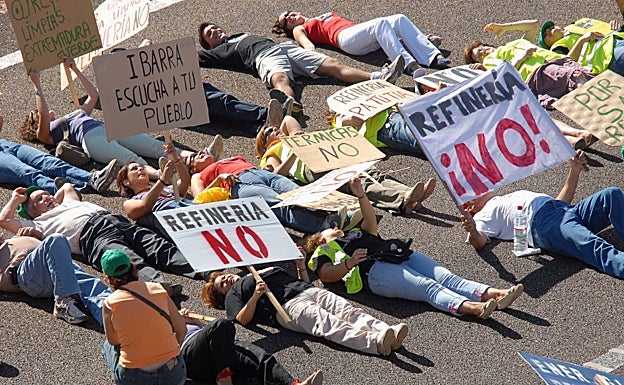 Corte de una carretera por parte de la plataforma 'Refinería NO'.