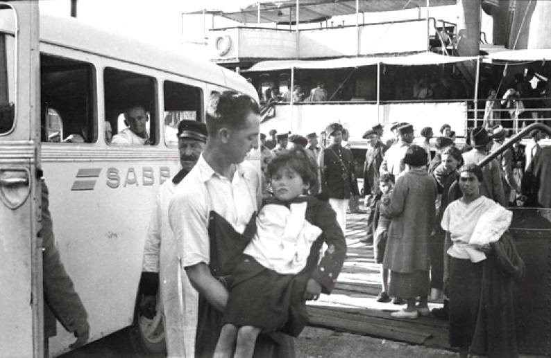 José Alfaro tomó esta fotografía en Bayona en 1937. Un barco fletado por el Gobierno Vasco llevó a Francia a 136 niños del sanatorio Gorliz de Vizcaya.