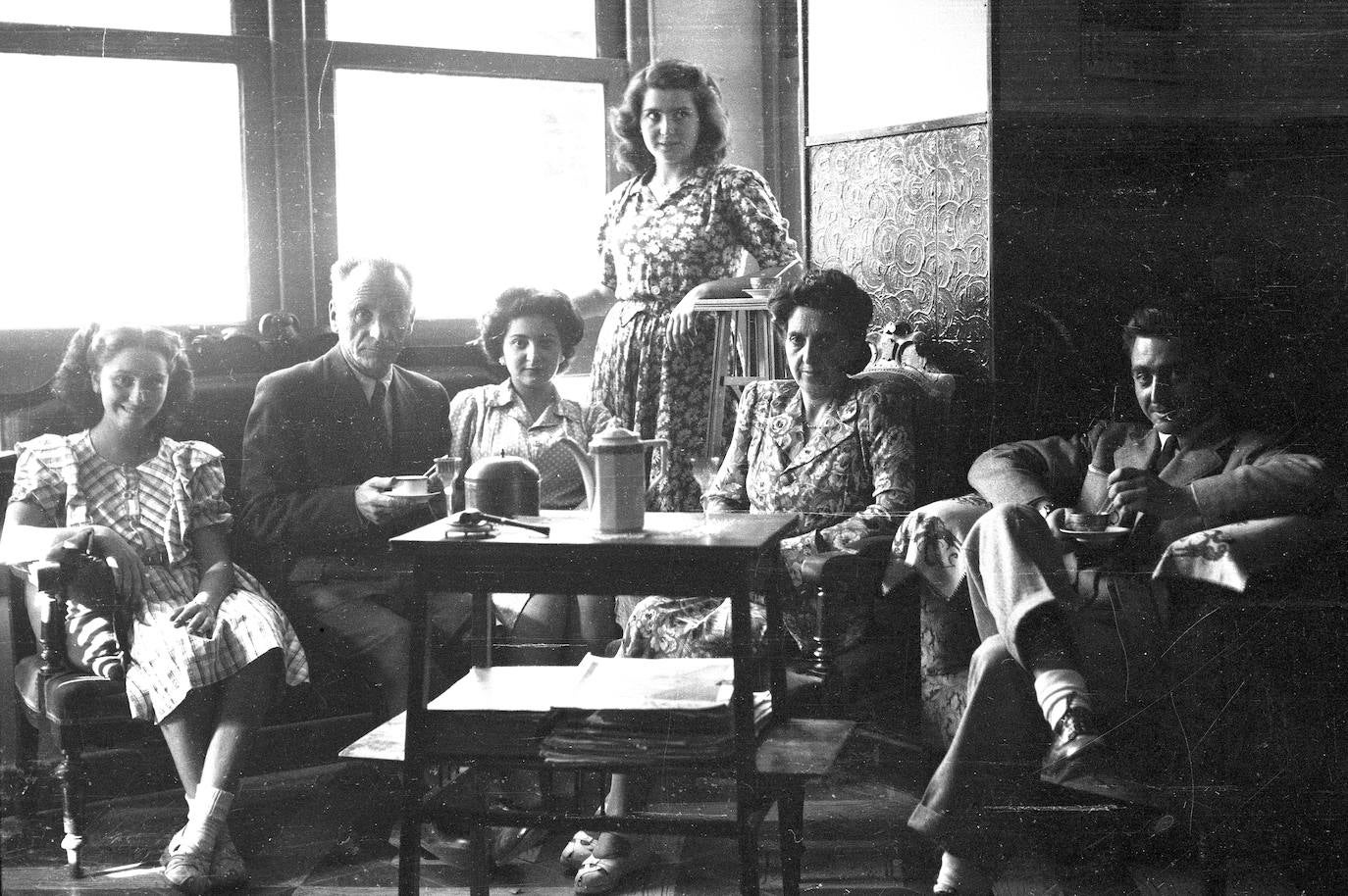 José Alfaro recién llegado a España en 1946, tras diez años de exilio, con su familia: su mujer Elisa y sus cuatro hijos: José María, Pilar, Marisa y Carmen.