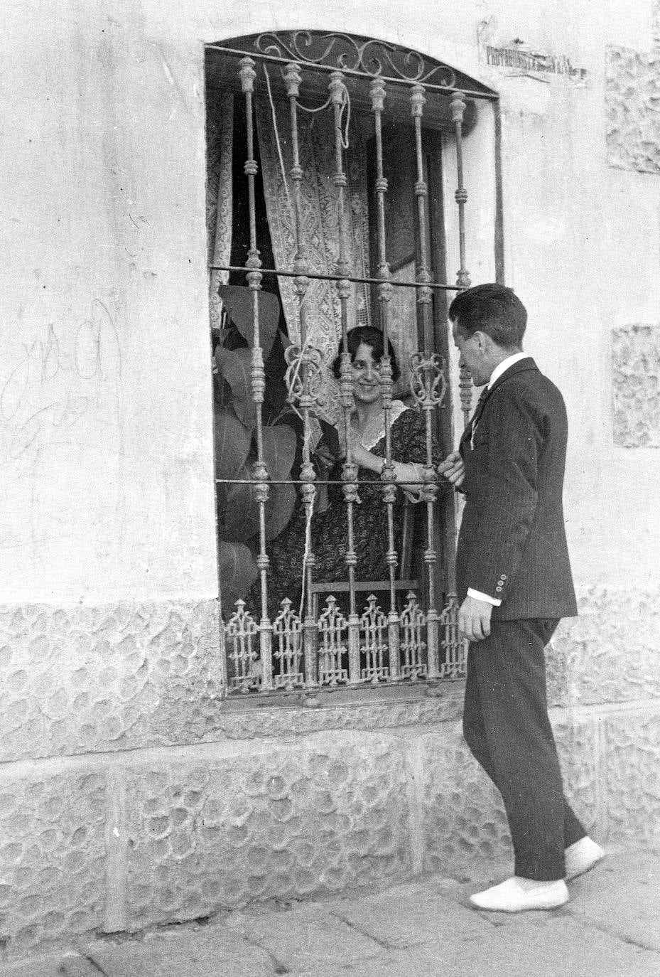 Foto tomada posiblemente en Cáceres entre 1913 y 1915. José Alfaro cortejando a Elisa en una ventana de la casa de la familia de ella.
