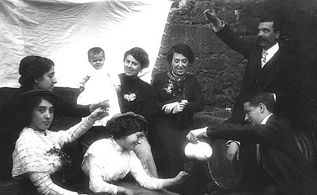 Imagen. José Alfaro sirviendo vino a Elisa en lo que parece una bodega de Sierra de Gata. La imagen es de 1913. 