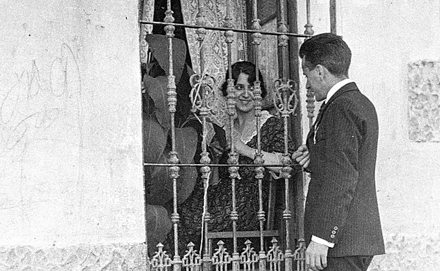 Año 1913 a 1915. Alfaro cortejando a su novia Elisa, al parecer en Cáceres. 