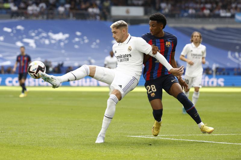 Fede Valverde controla un balón ante la oposición de un rival.