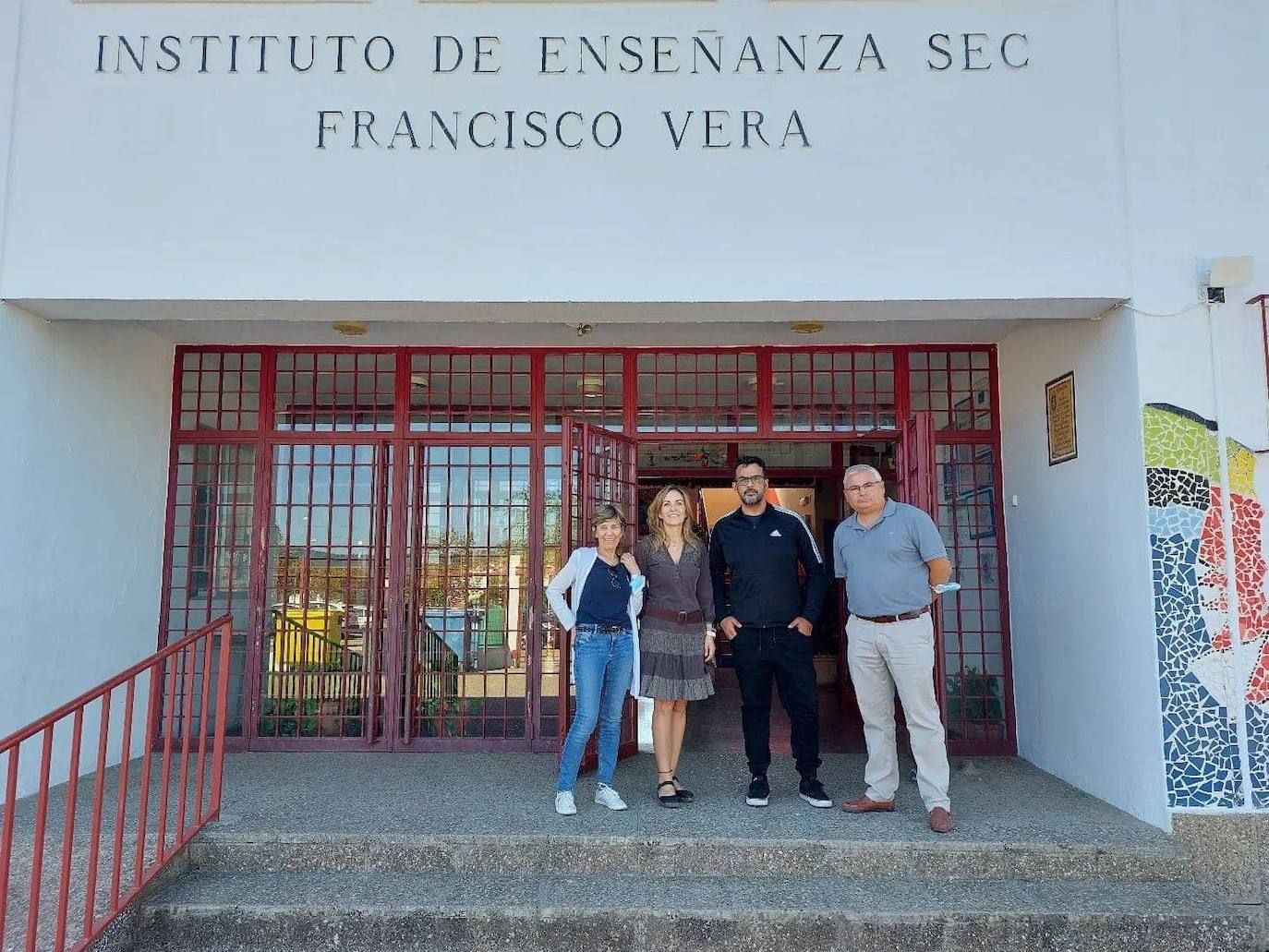 Laura Regueira Vera (a la izquierda), junto al alcalde y parte del equipo directivo del I.E.S. 'Francisco Vera'. 