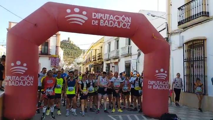 Más de un centenar de corredores participaron en las dos modalidades del trail que llevó de El Terrero a el castillo de Miraflores. 