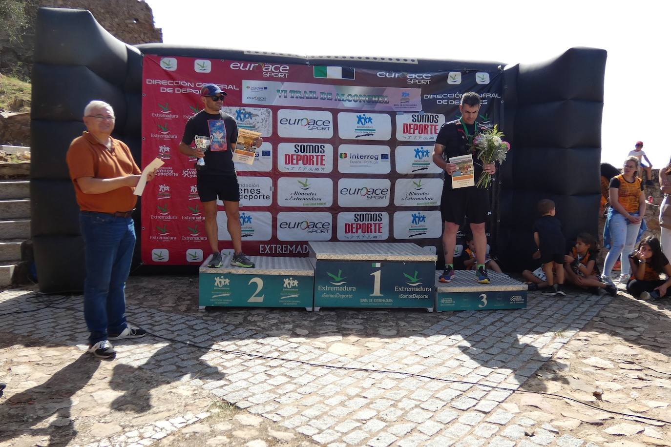 Más de un centenar de corredores participaron en las dos modalidades del trail que llevó de El Terrero a el castillo de Miraflores. 