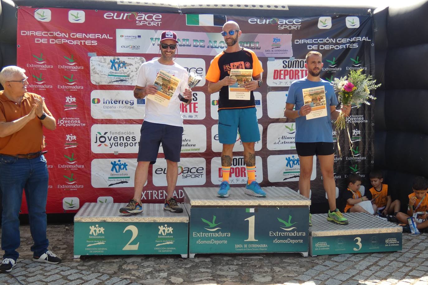 Más de un centenar de corredores participaron en las dos modalidades del trail que llevó de El Terrero a el castillo de Miraflores. 