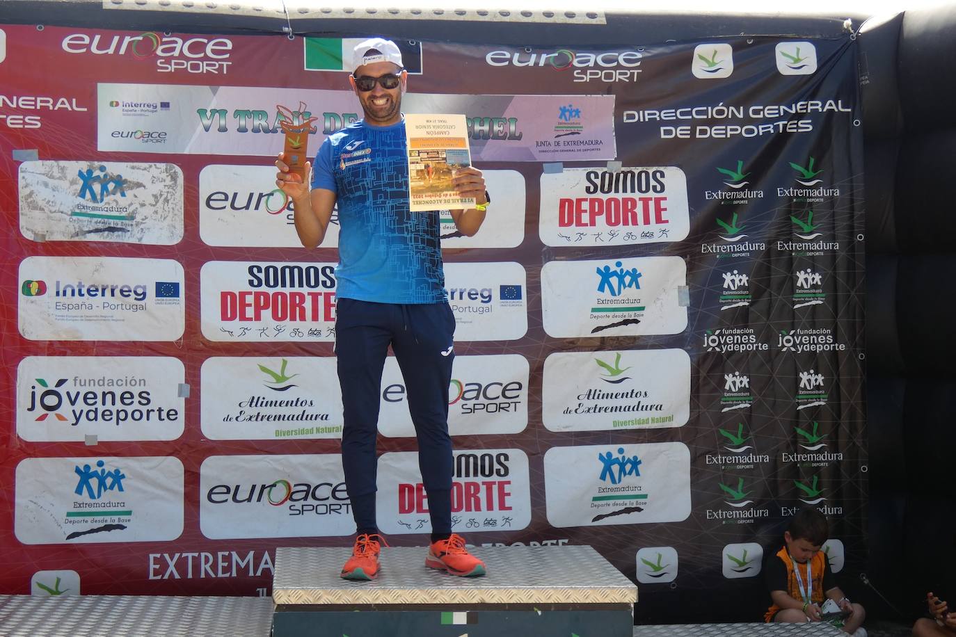 Más de un centenar de corredores participaron en las dos modalidades del trail que llevó de El Terrero a el castillo de Miraflores. 