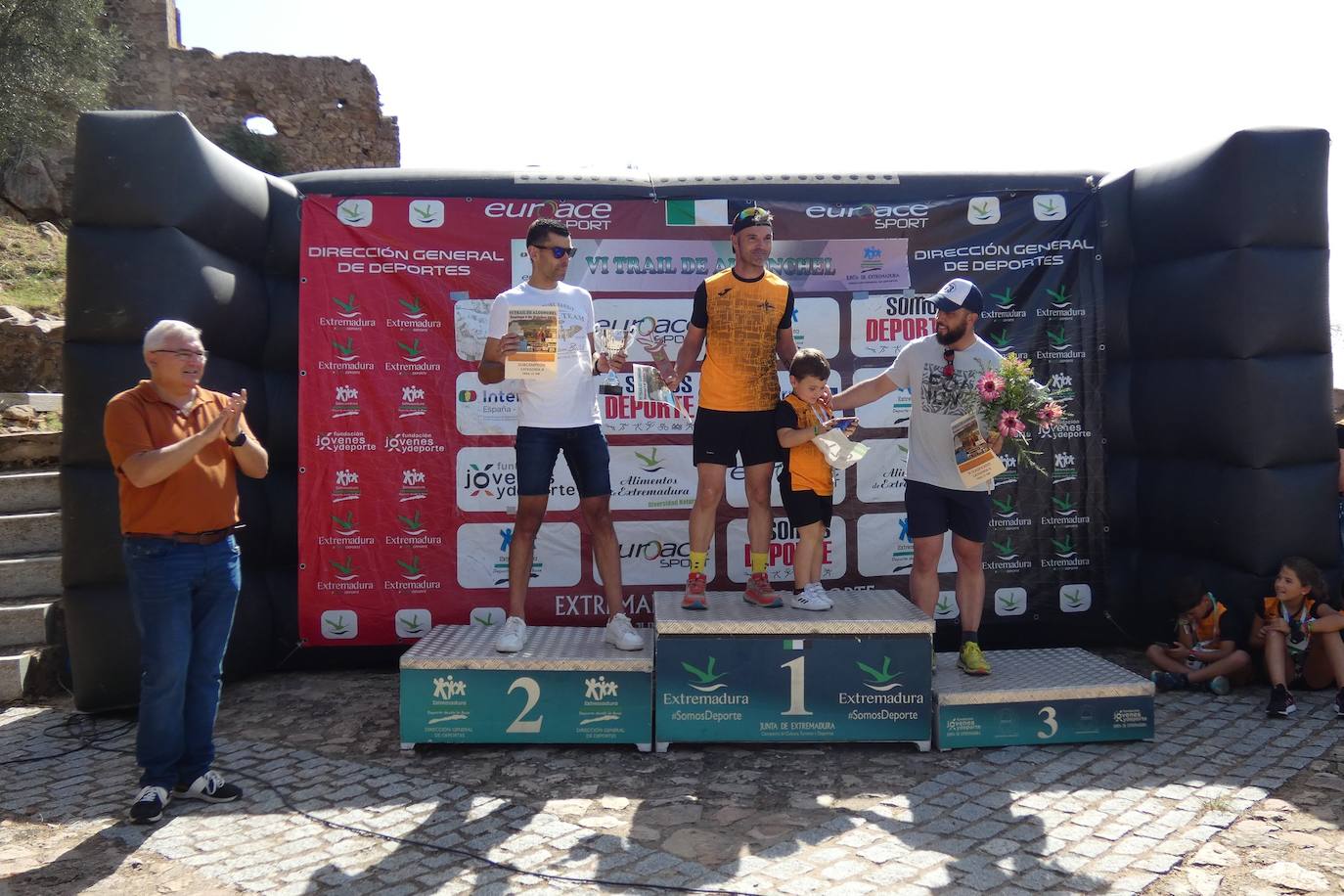 Más de un centenar de corredores participaron en las dos modalidades del trail que llevó de El Terrero a el castillo de Miraflores. 