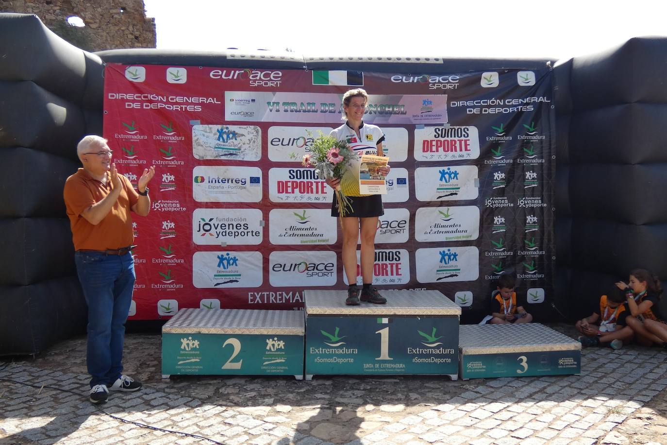 Más de un centenar de corredores participaron en las dos modalidades del trail que llevó de El Terrero a el castillo de Miraflores. 