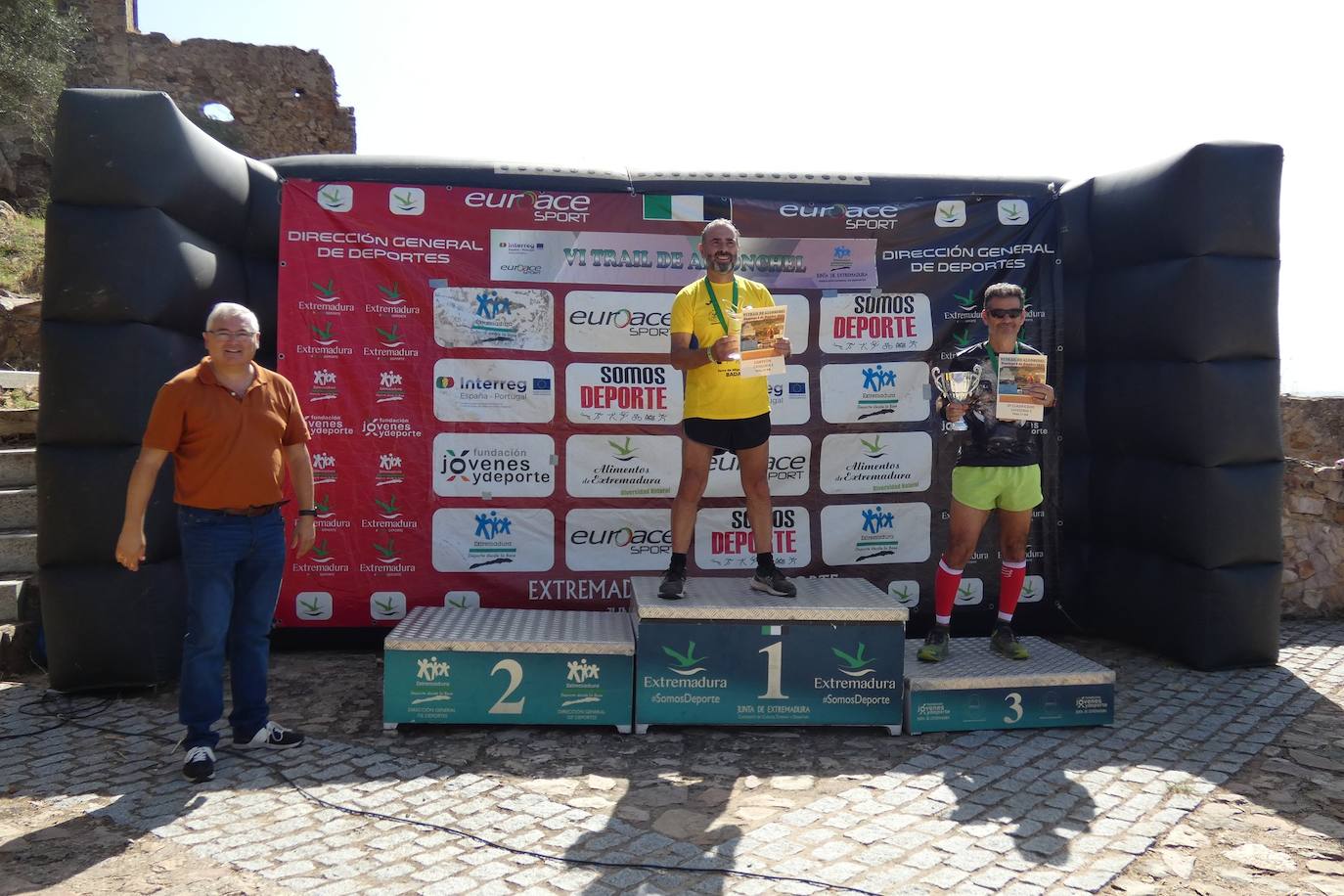 Más de un centenar de corredores participaron en las dos modalidades del trail que llevó de El Terrero a el castillo de Miraflores. 