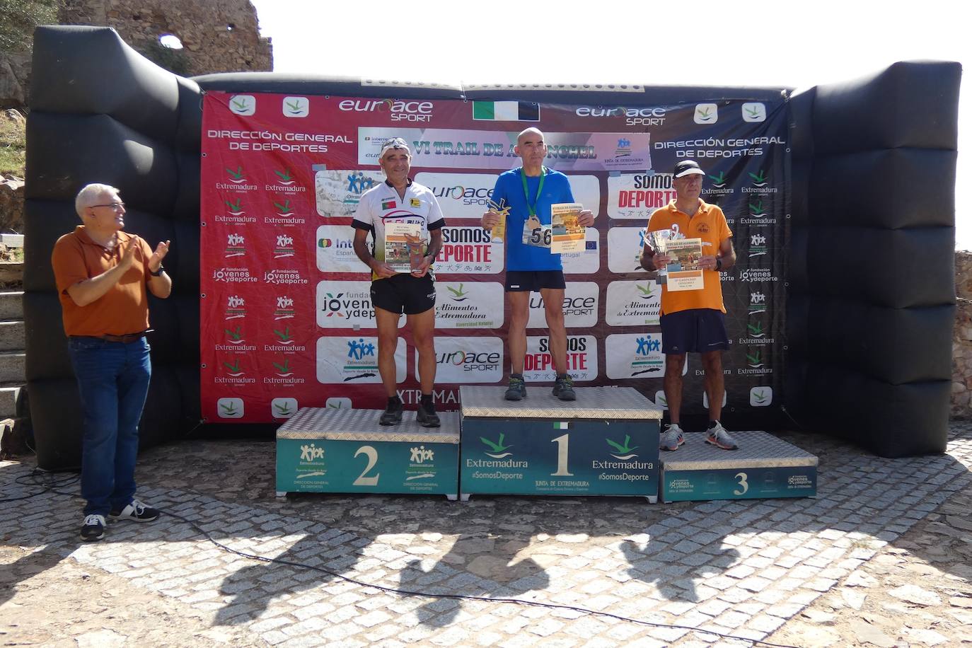 Más de un centenar de corredores participaron en las dos modalidades del trail que llevó de El Terrero a el castillo de Miraflores. 