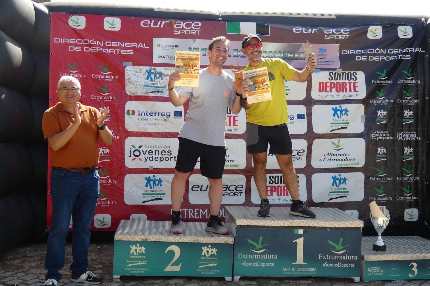 Más de un centenar de corredores participaron en las dos modalidades del trail que llevó de El Terrero a el castillo de Miraflores. 